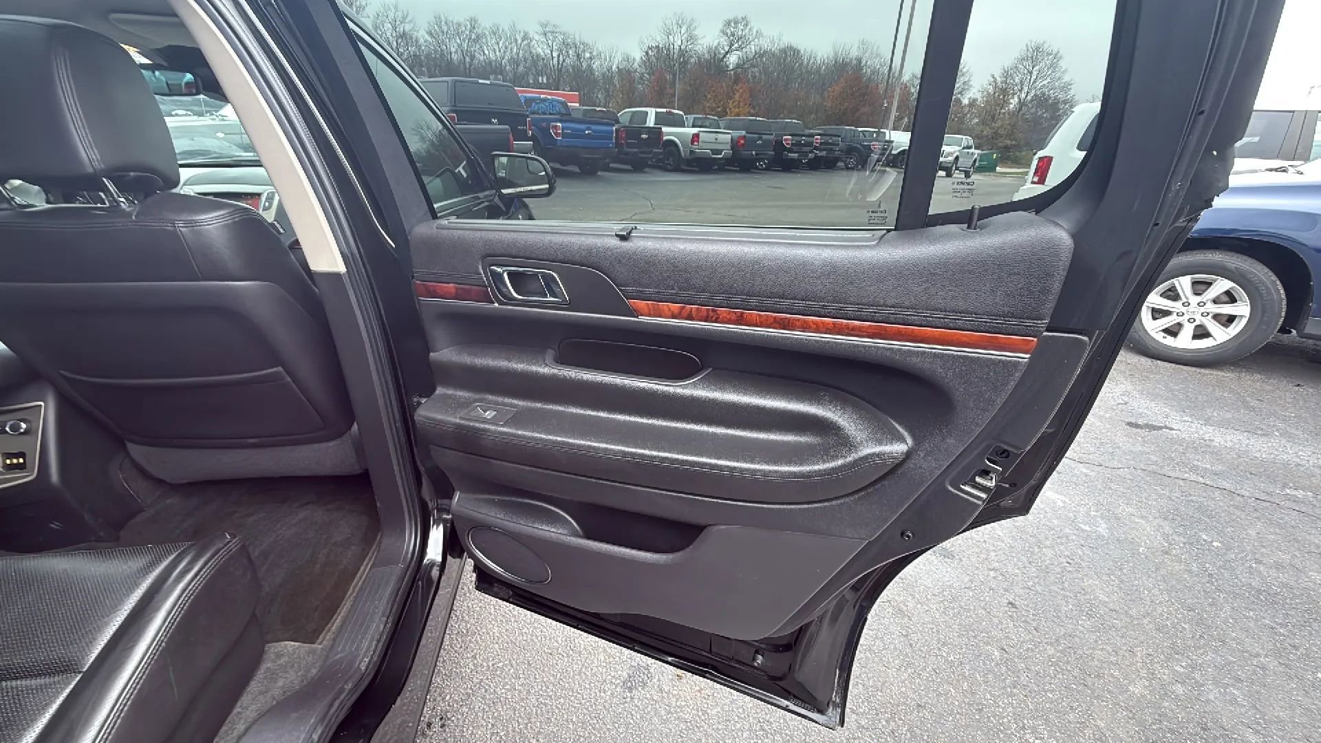 Used 2010 Lincoln MKT AWD image 15