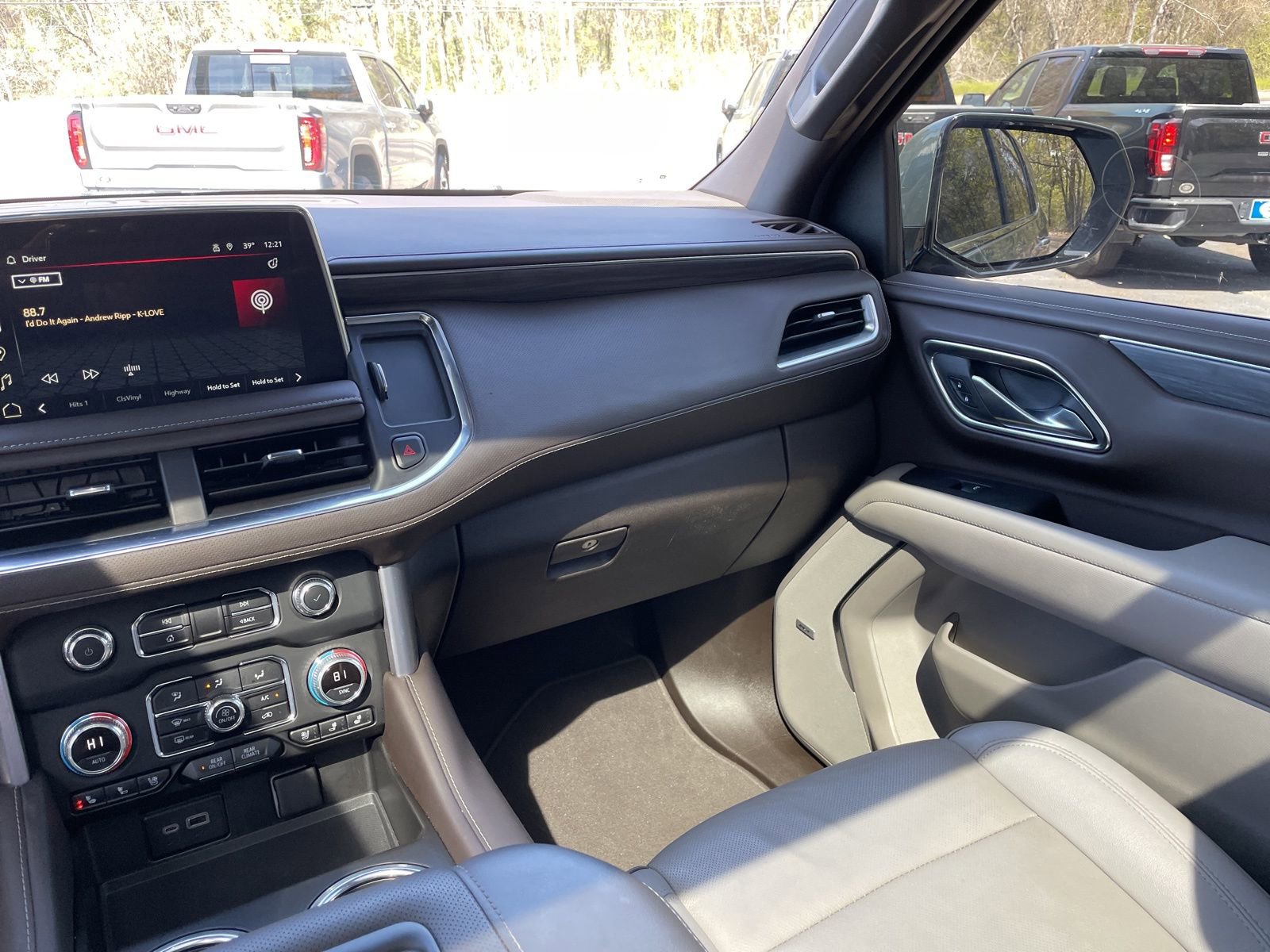 Used 2024 GMC Yukon SLT w/ SLT Luxury Package image 25