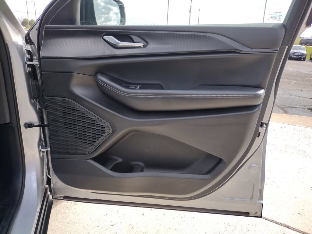 Used 2025 Jeep Grand Cherokee Altitude AWD/4WD image 30