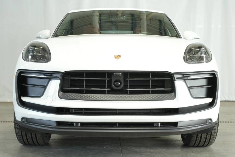 Certified 2025 Porsche Macan AWD/4WD image 11