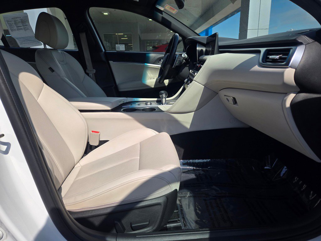 Used 2025 Genesis G70 2.5T image 7