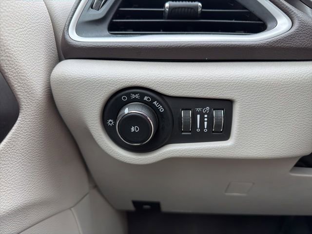 Used 2018 Chrysler Pacifica Touring-L image 21