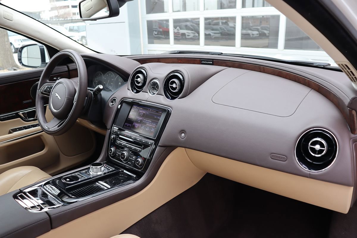 Used 2014 Jaguar XJ image 12
