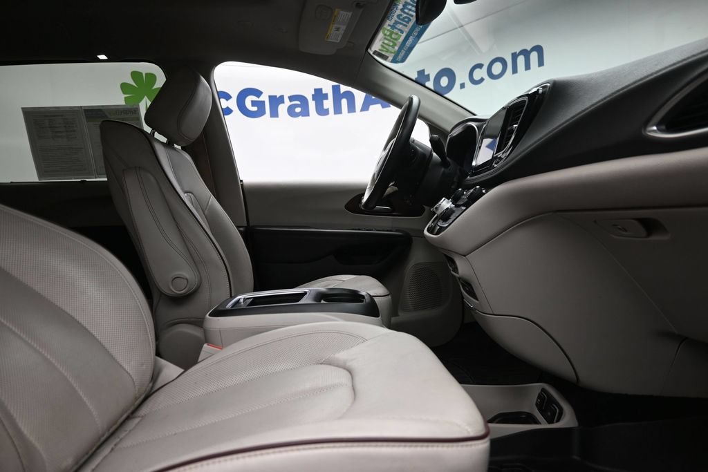 Used 2020 Chrysler Pacifica Limited w/ Tire & Wheel Group FWD image 9