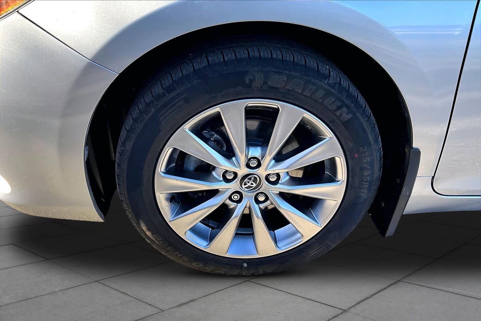 Used 2015 Toyota Camry XLE FWD image 11