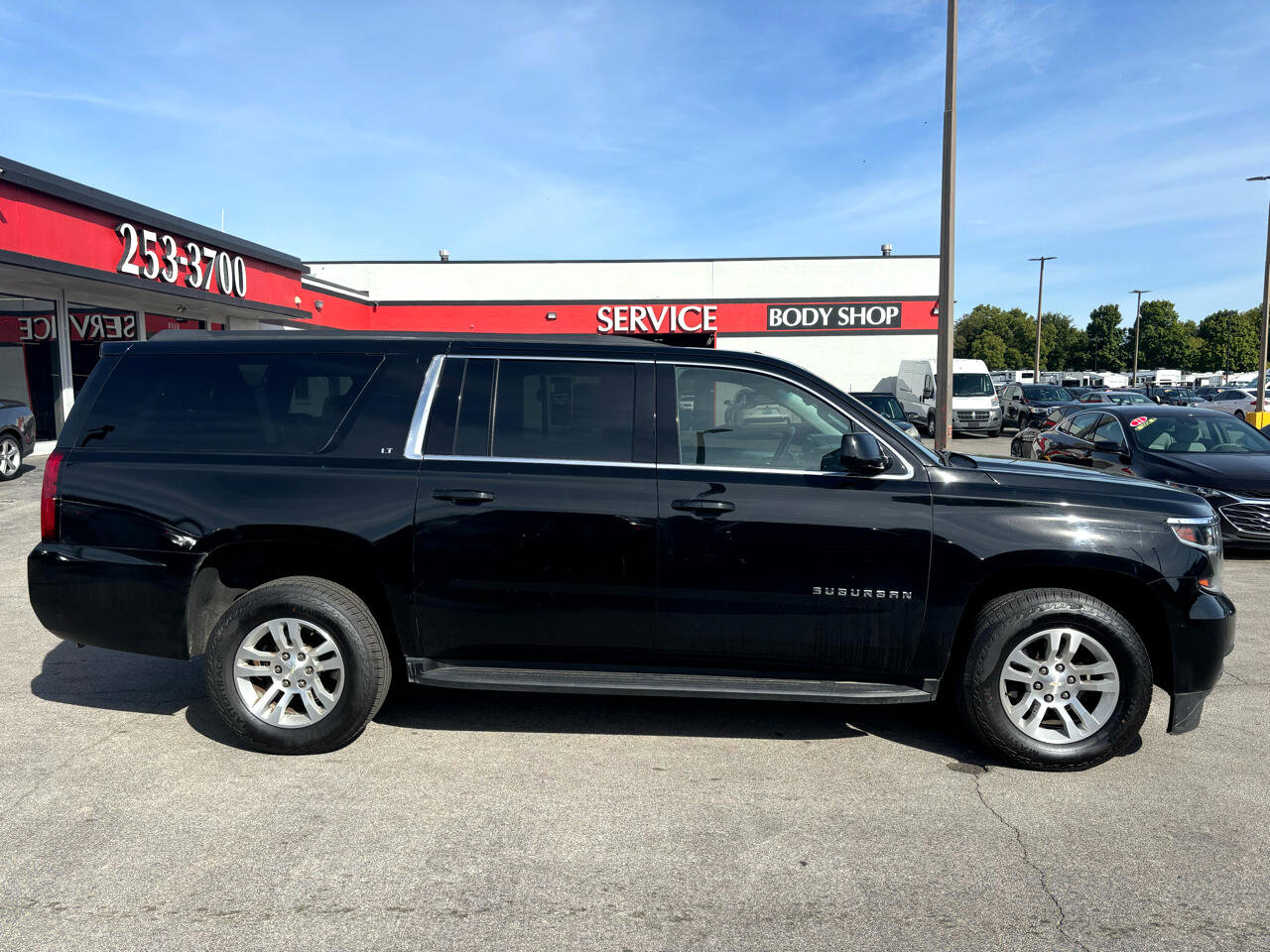Used 2019 Chevrolet Suburban LT image 2