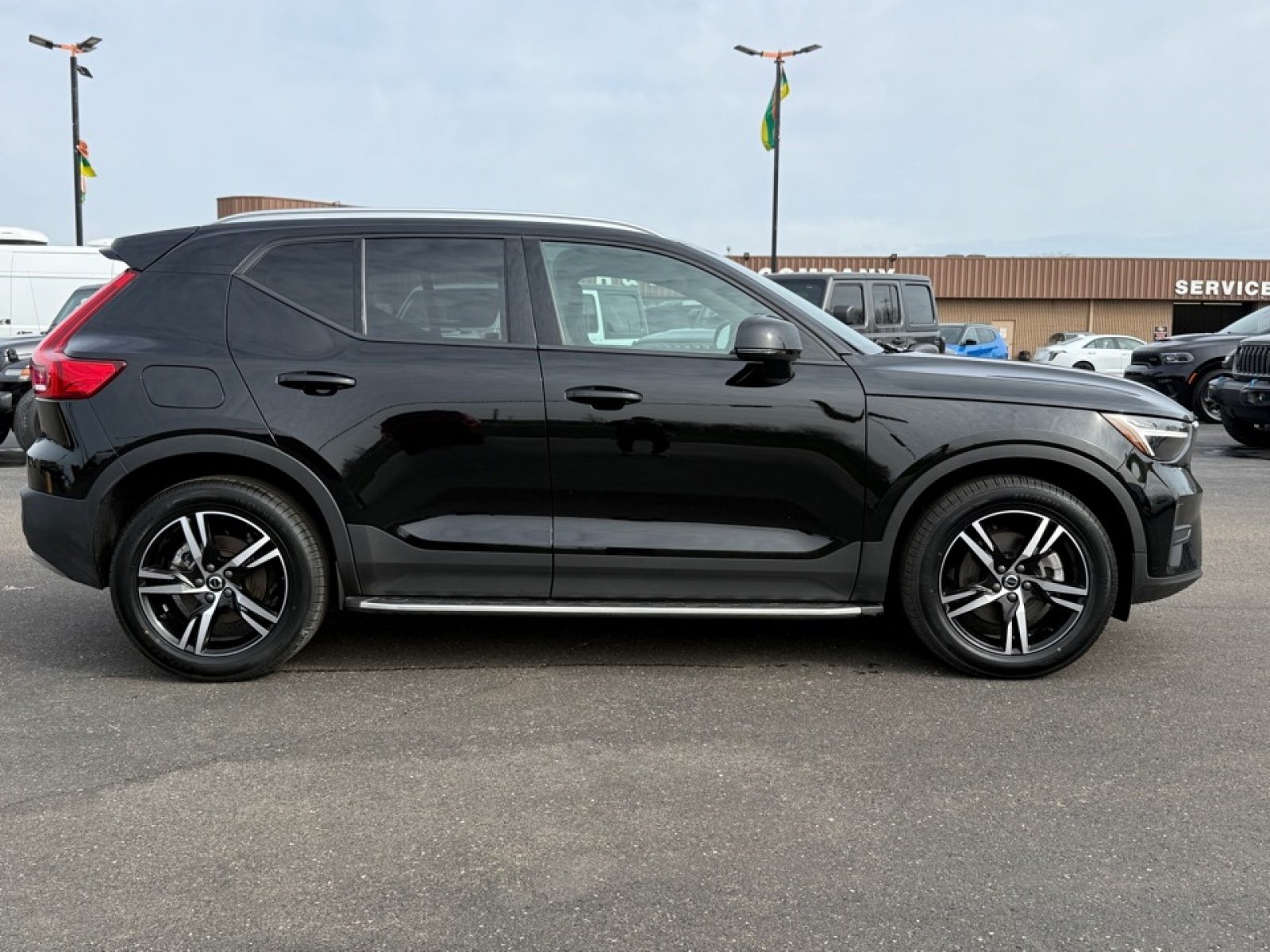 Used 2023 Volvo XC40 B5 Core AWD/4WD image 9
