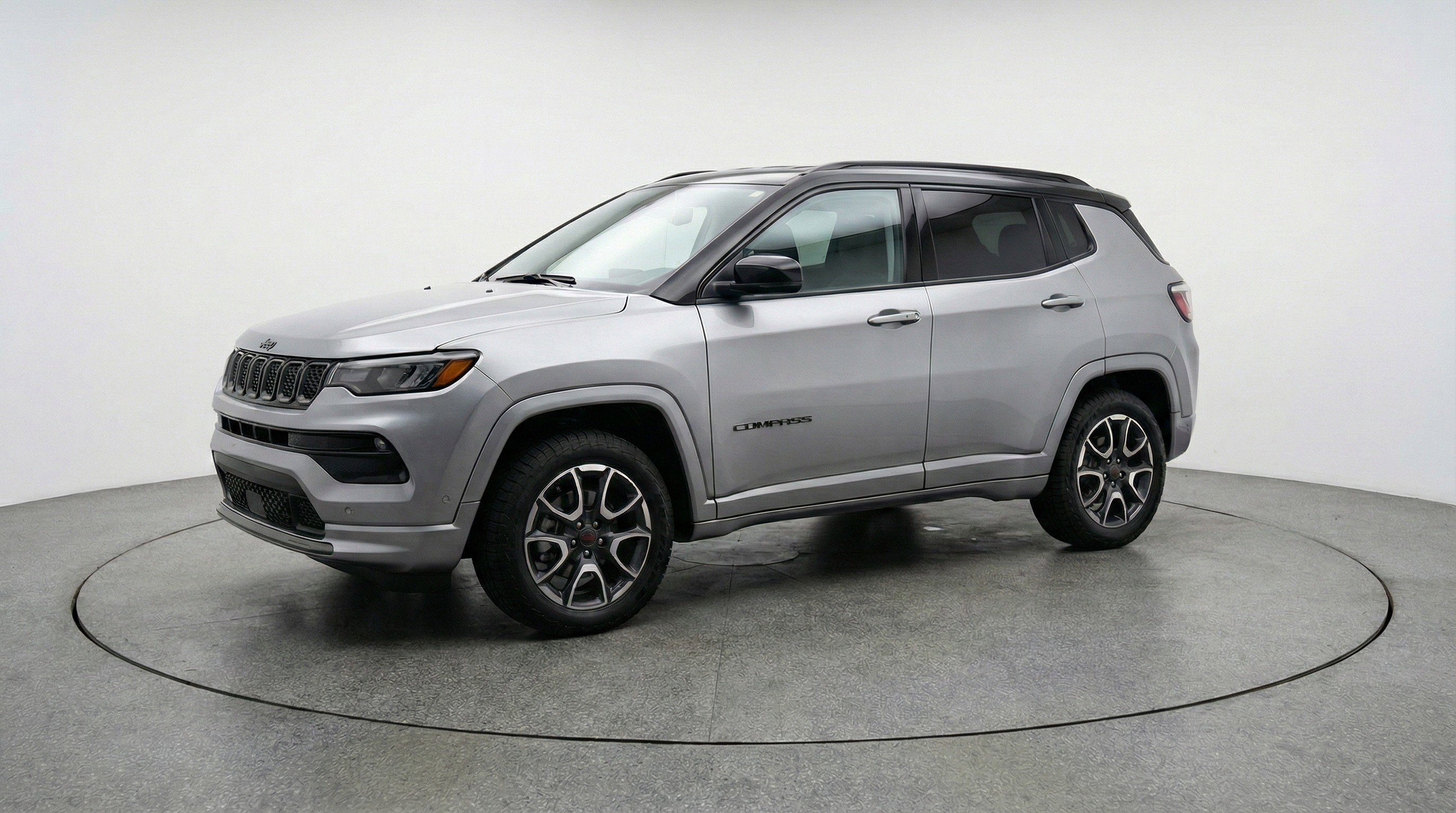 Used 2025 Jeep Compass Trailhawk AWD/4WD image 3