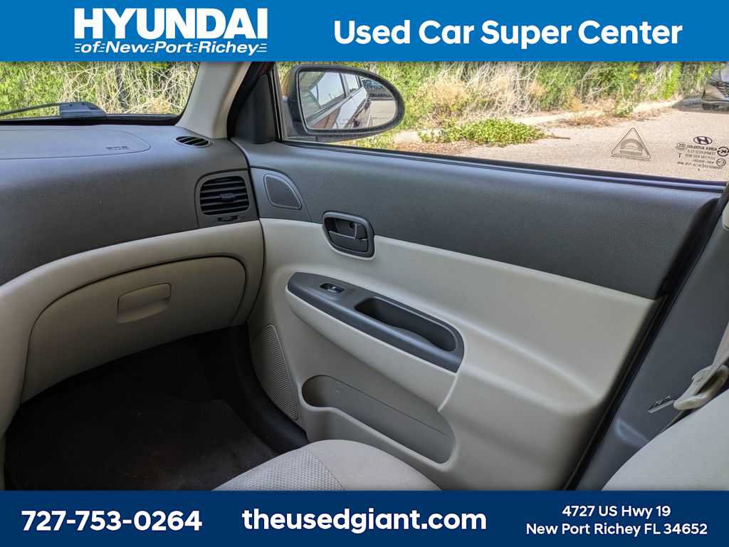 Used 2009 Hyundai Accent GLS w/ Premium Pkg 6 FWD image 16