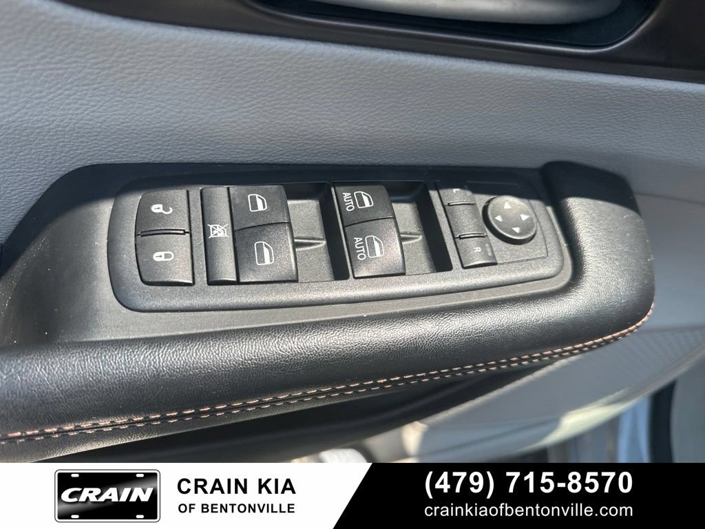 Used 2017 Chrysler Pacifica Touring-L FWD image 14