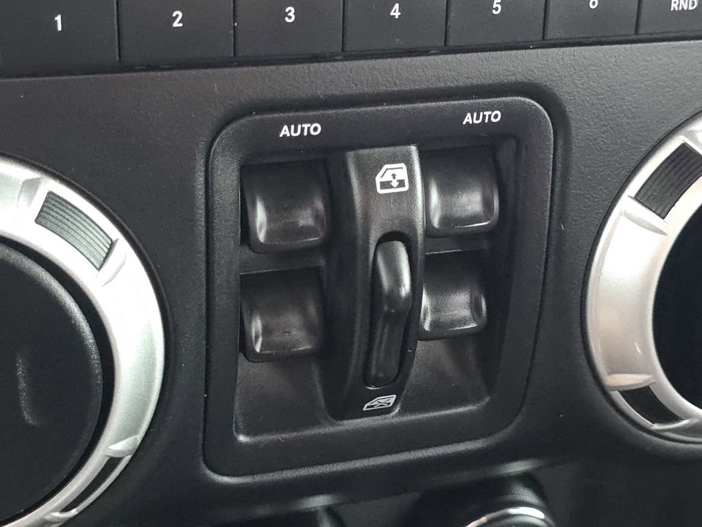 Used 2016 Jeep Wrangler Unlimited Rubicon image 24