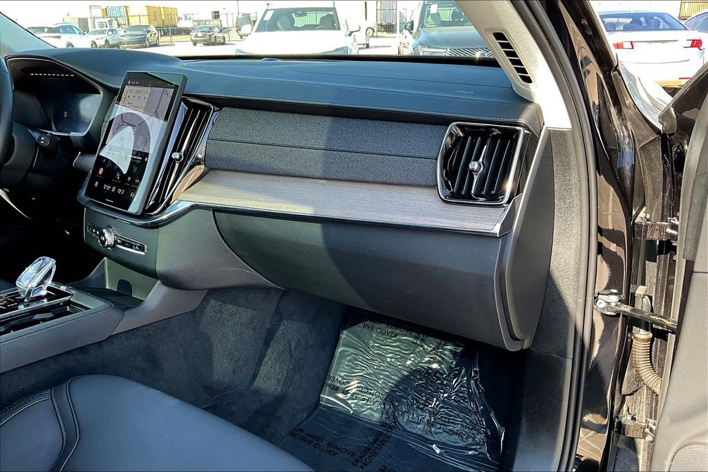 Certified 2025 Volvo XC90 B6 Plus image 21