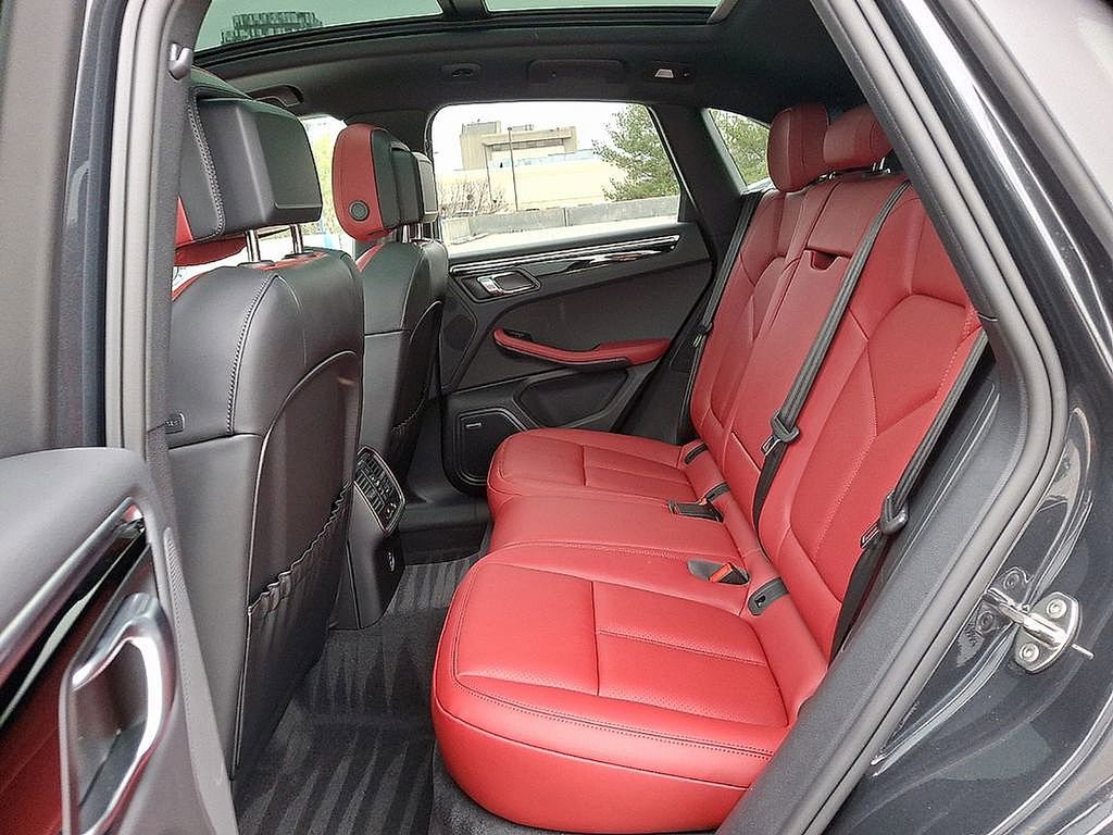 Used 2025 Porsche Macan image 12