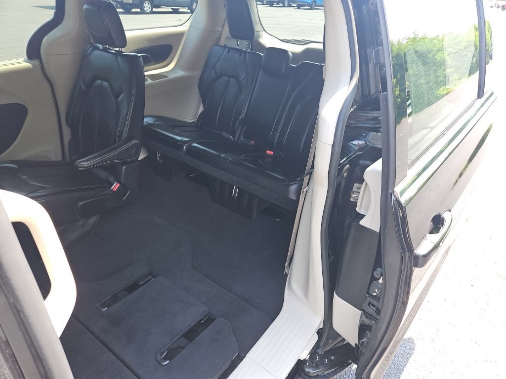 Used 2024 Chrysler Pacifica Touring-L FWD image 24