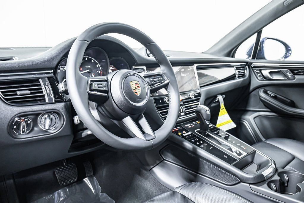 Certified 2025 Porsche Macan image 4