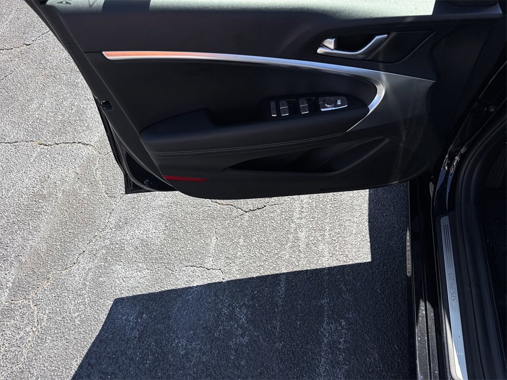 Used 2025 Genesis G70 2.5T image 10