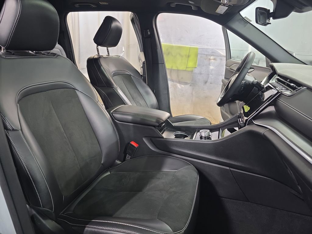 Used 2025 Jeep Grand Cherokee Altitude image 10