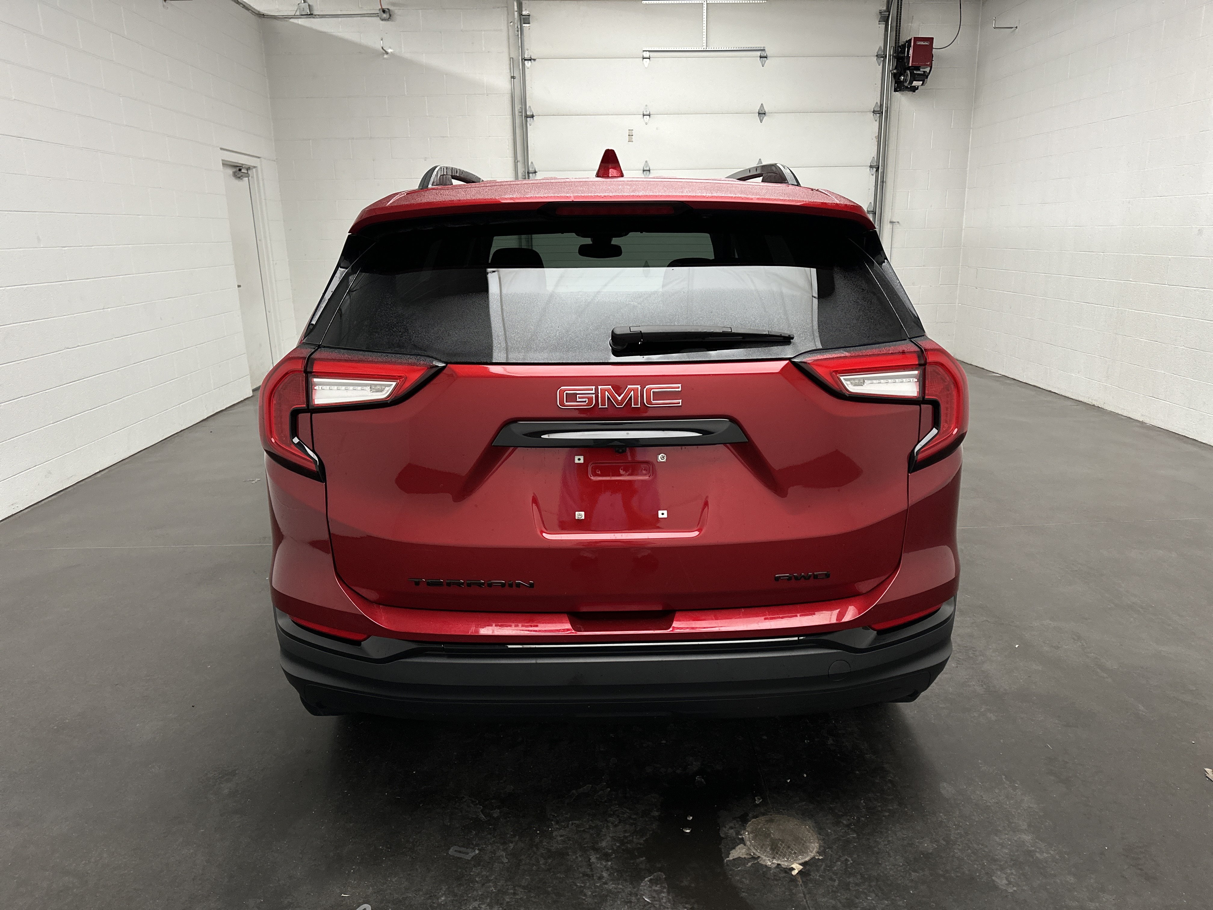 Used 2024 GMC Terrain SLE w/ Elevation Edition AWD/4WD image 7