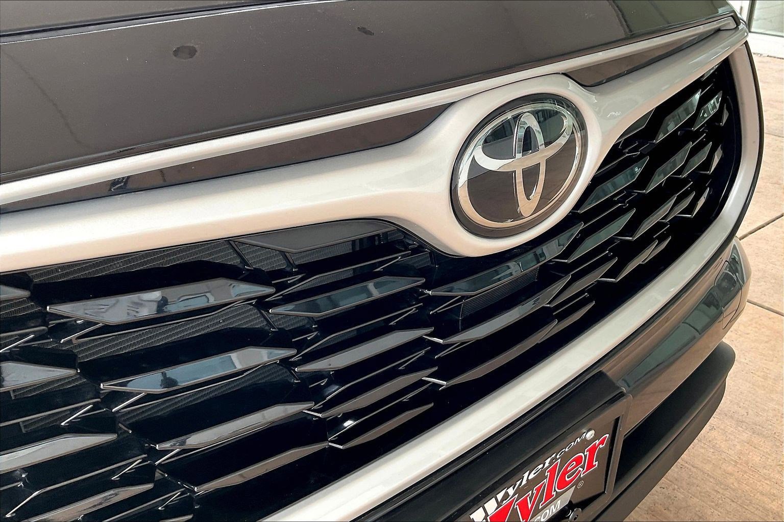 Used 2025 Toyota Highlander XLE image 32