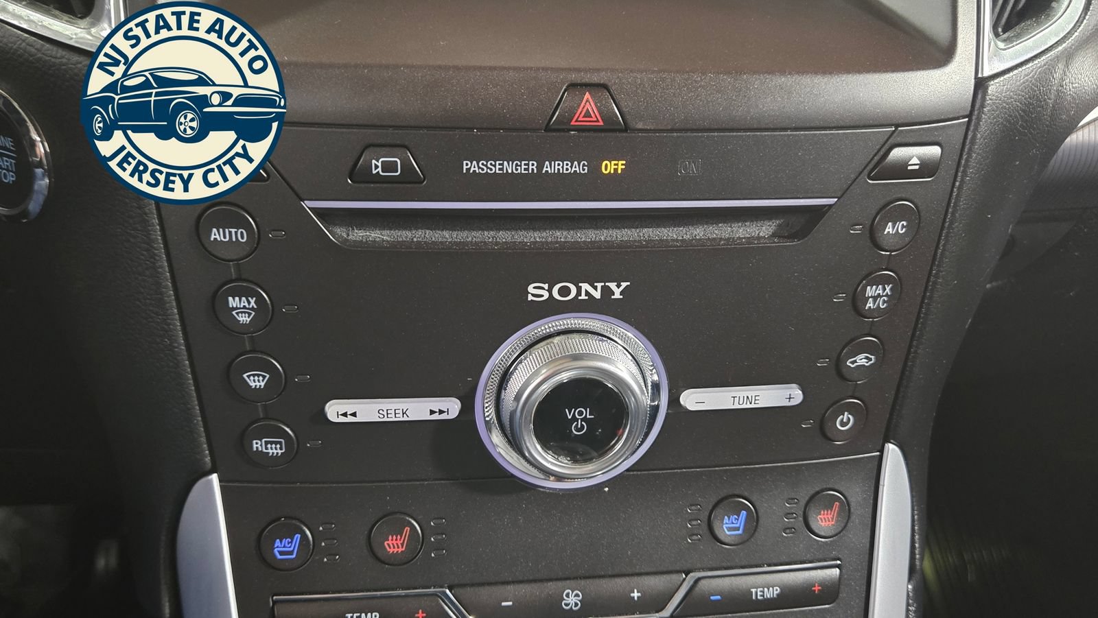 Used 2018 Ford Edge Titanium w/ Equipment Group 302A AWD/4WD image 17
