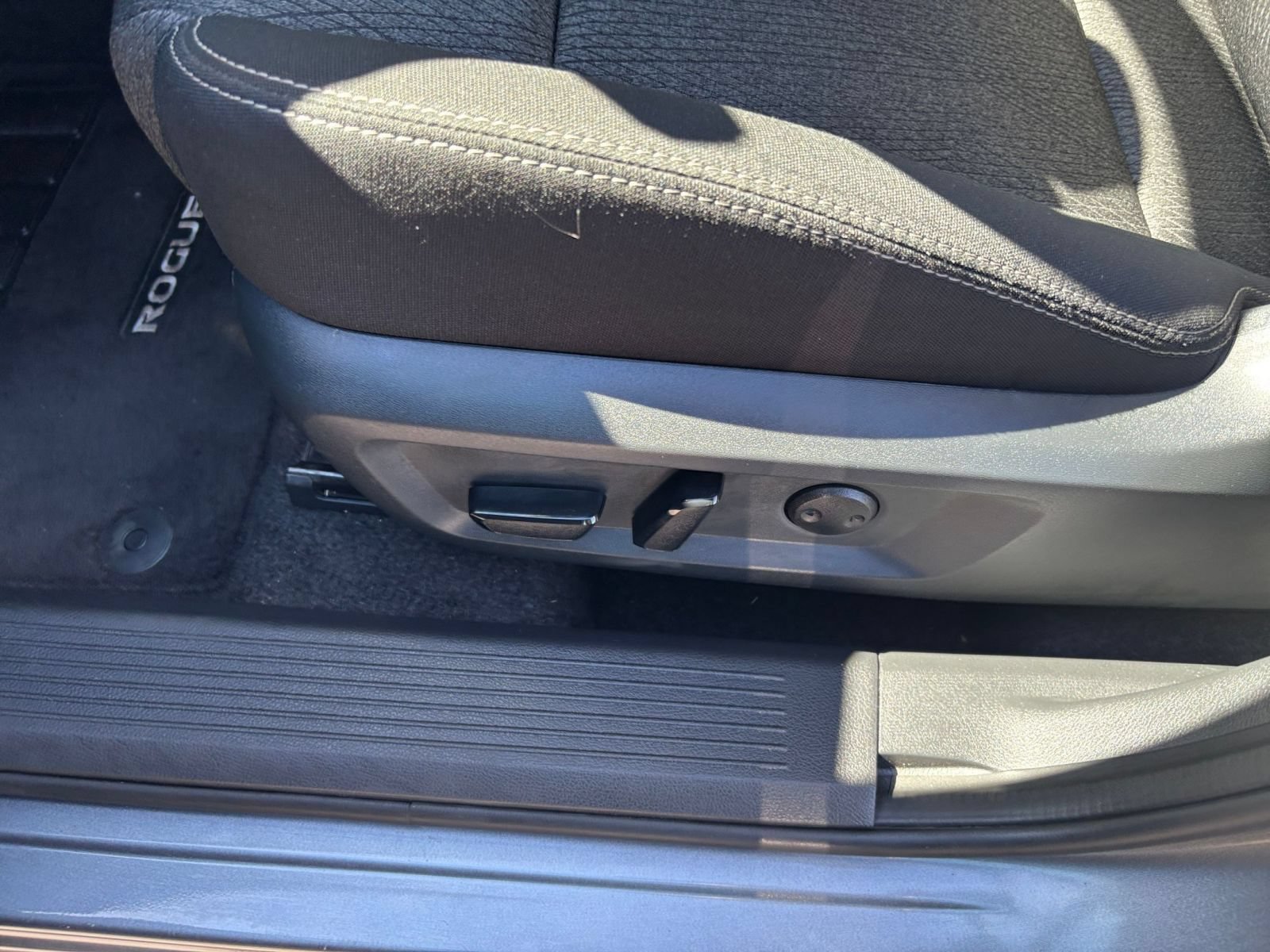 Used 2025 Nissan Rogue SV AWD/4WD image 22