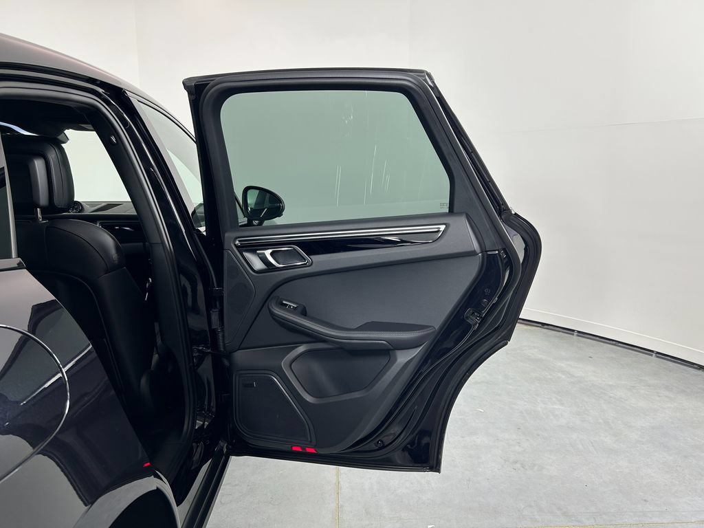 Certified 2025 Porsche Macan AWD/4WD image 24