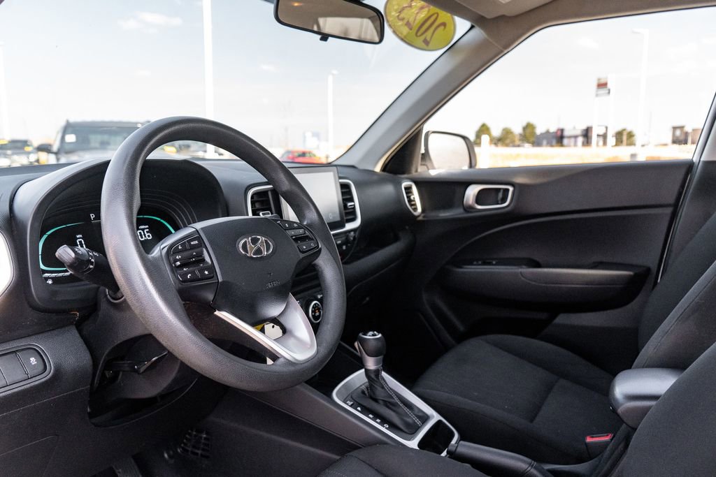 Used 2023 Hyundai Venue SE FWD image 18
