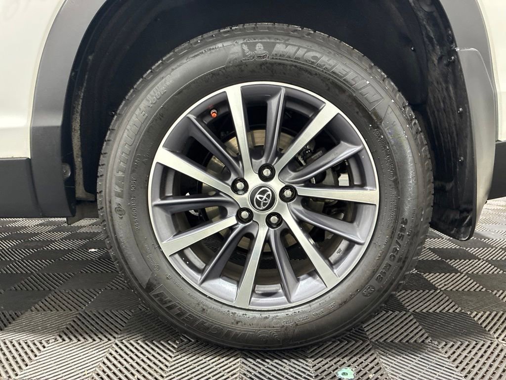 Used 2019 Toyota Highlander XLE w/ Carpet Mat Package (TMS) AWD/4WD image 36