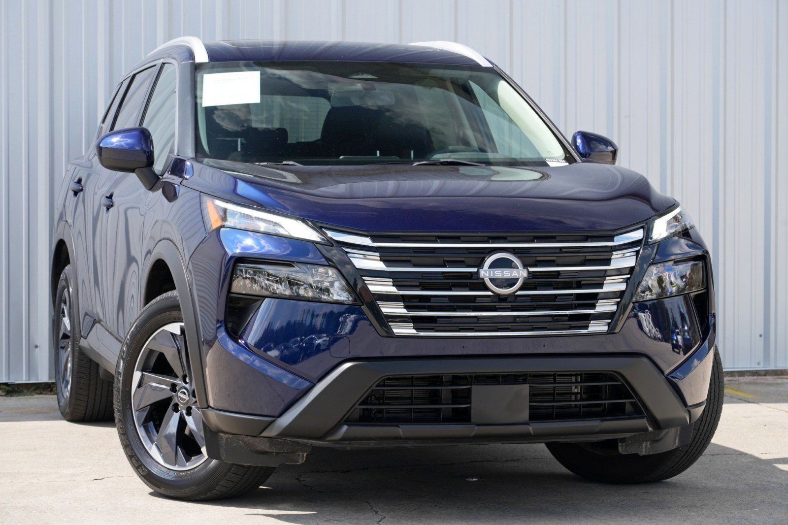 Used 2024 Nissan Rogue SV w/ SV Premium Package image 2