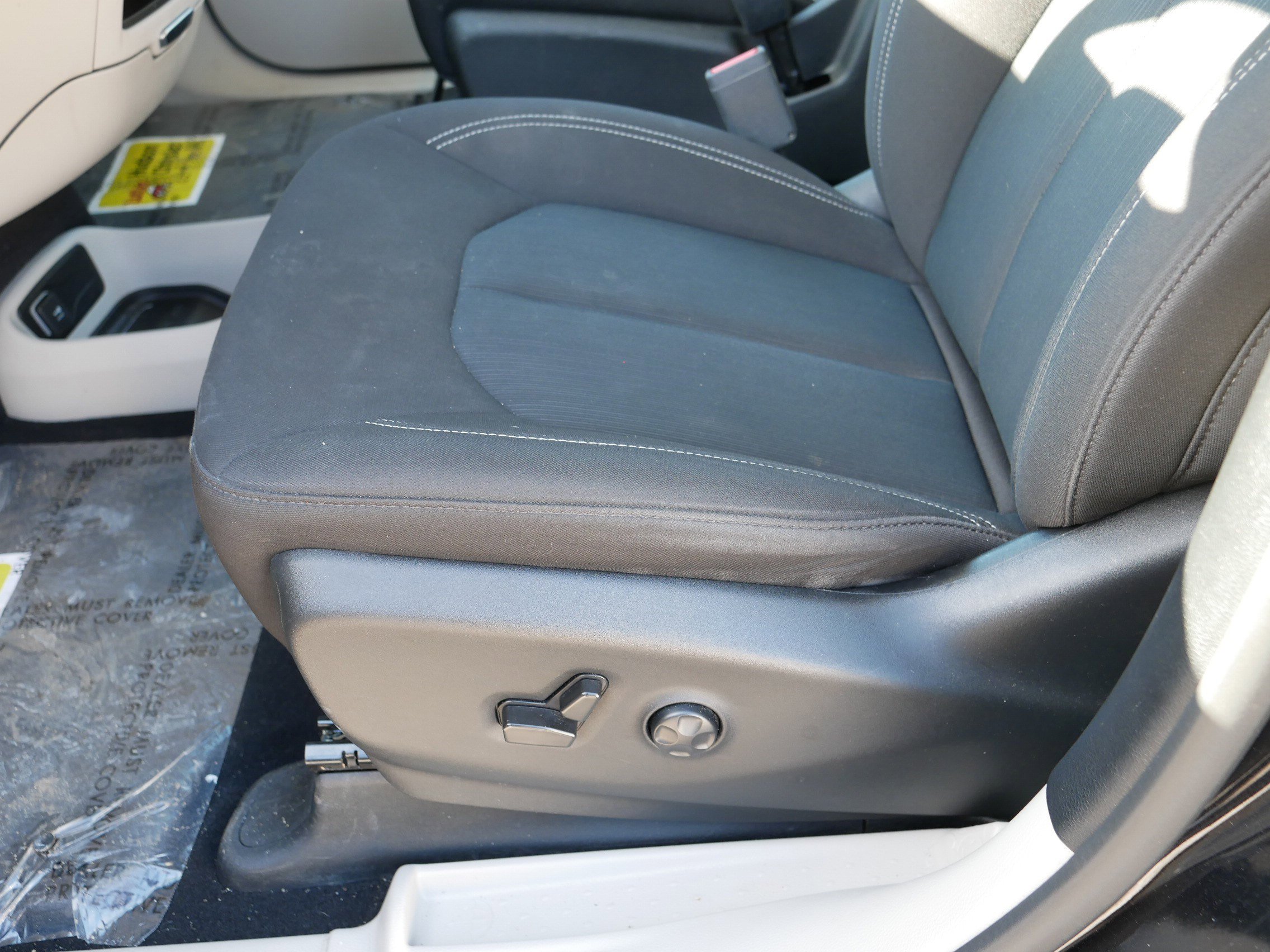 Used 2022 Chrysler Voyager LX image 20