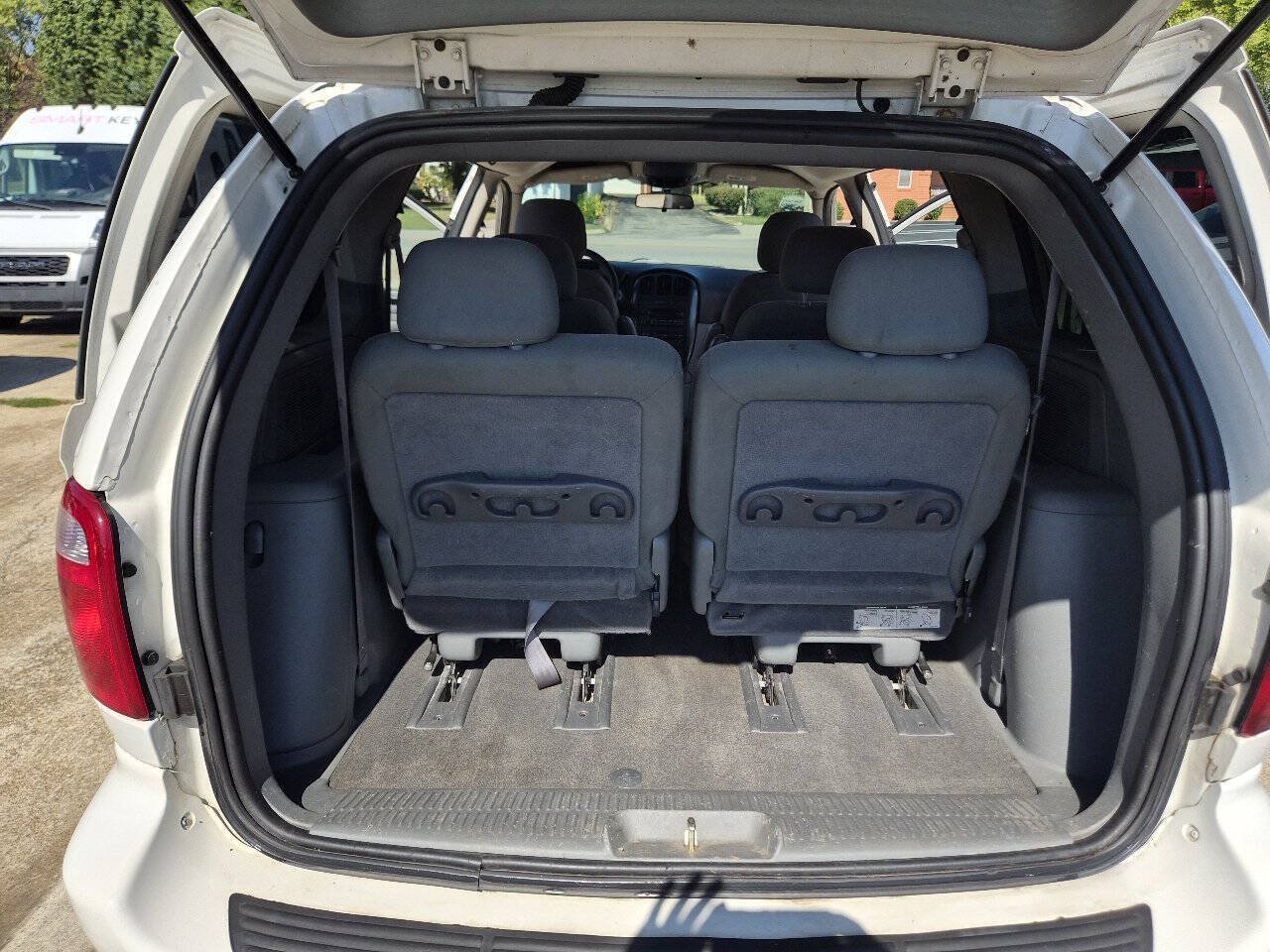 Used 2007 Dodge Caravan SXT w/ Popular Equipment Group I FWD image 13