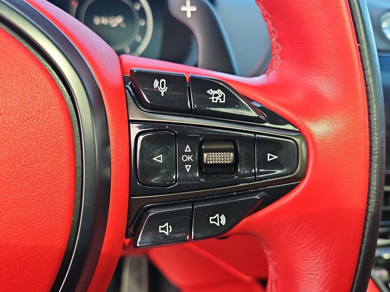 Used 2021 Aston Martin DBX AWD/4WD image 12