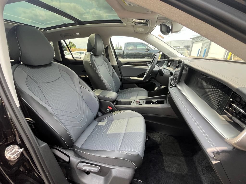 Certified 2025 Volkswagen Tiguan SE w/ Panoramic Sunroof Package AWD/4WD image 13