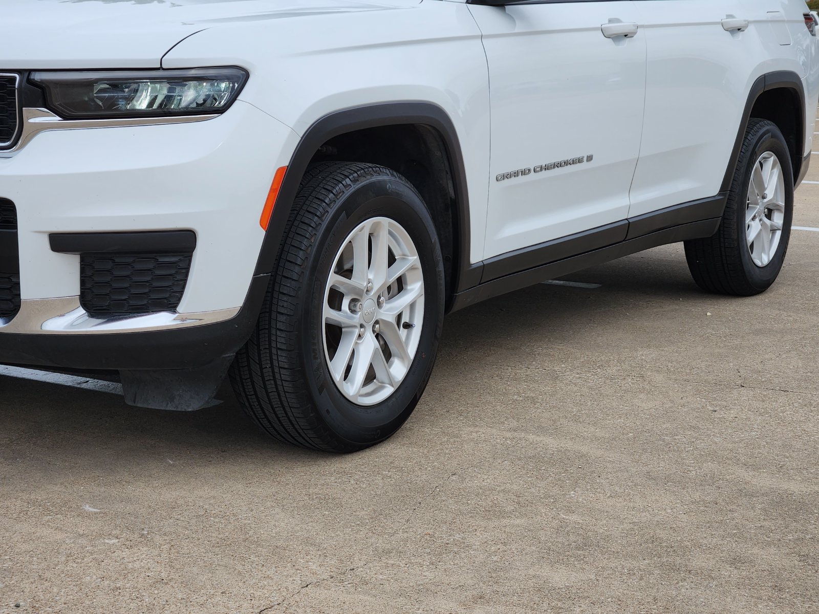 Used 2025 Jeep Grand Cherokee L Laredo w/ Luxury Tech Group I RWD image 12