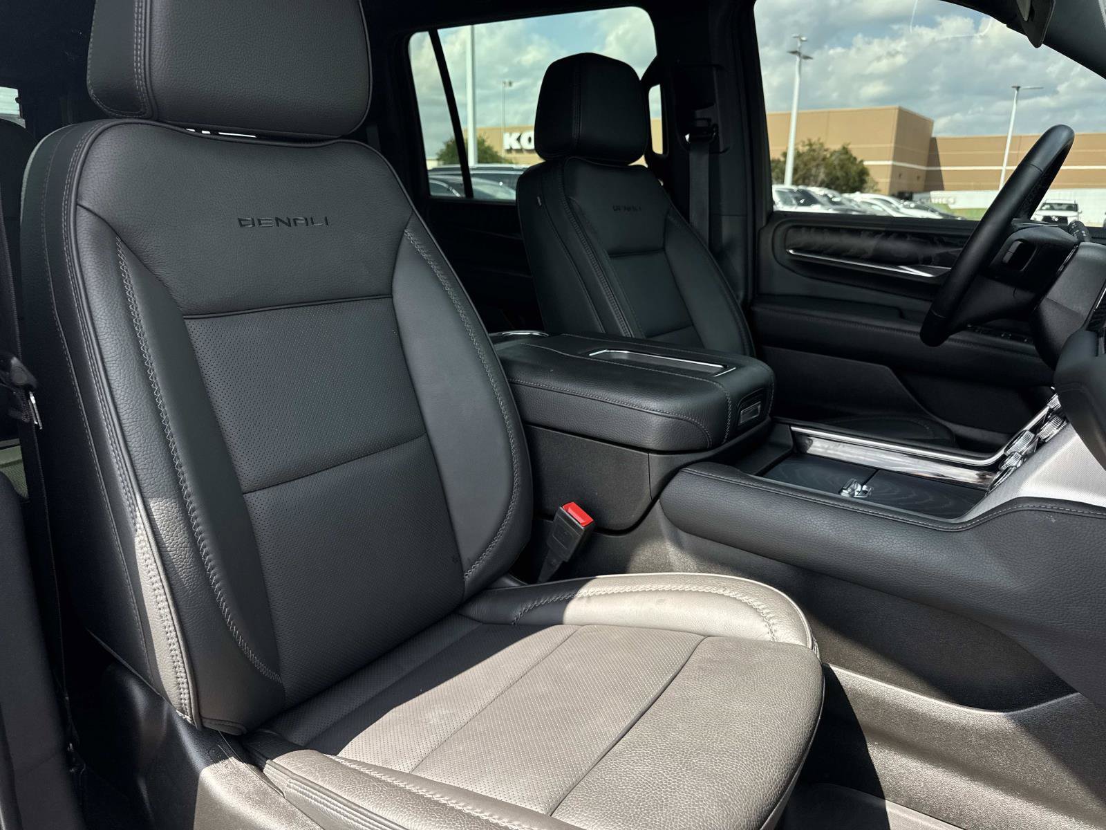 Used 2023 GMC Yukon XL Denali AWD/4WD image 14