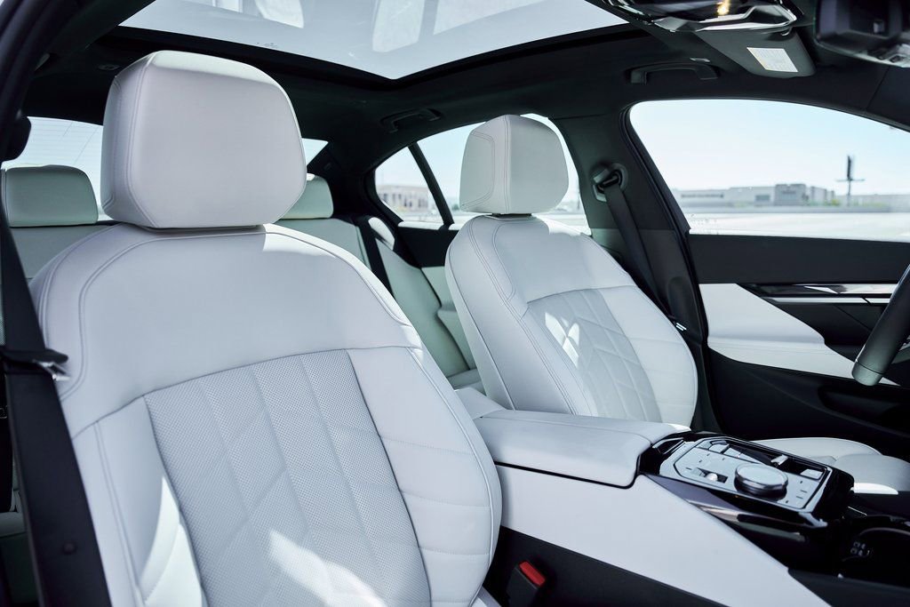 Used 2026 BMW 550e xDrive image 40