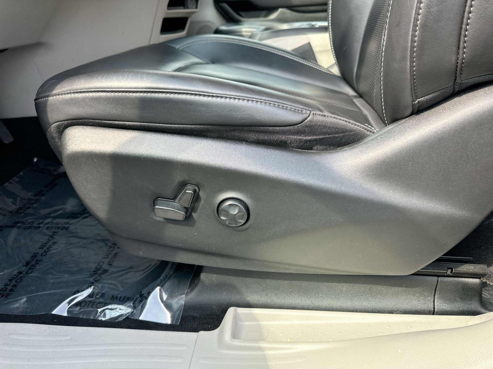 Used 2023 Chrysler Pacifica Touring-L image 14