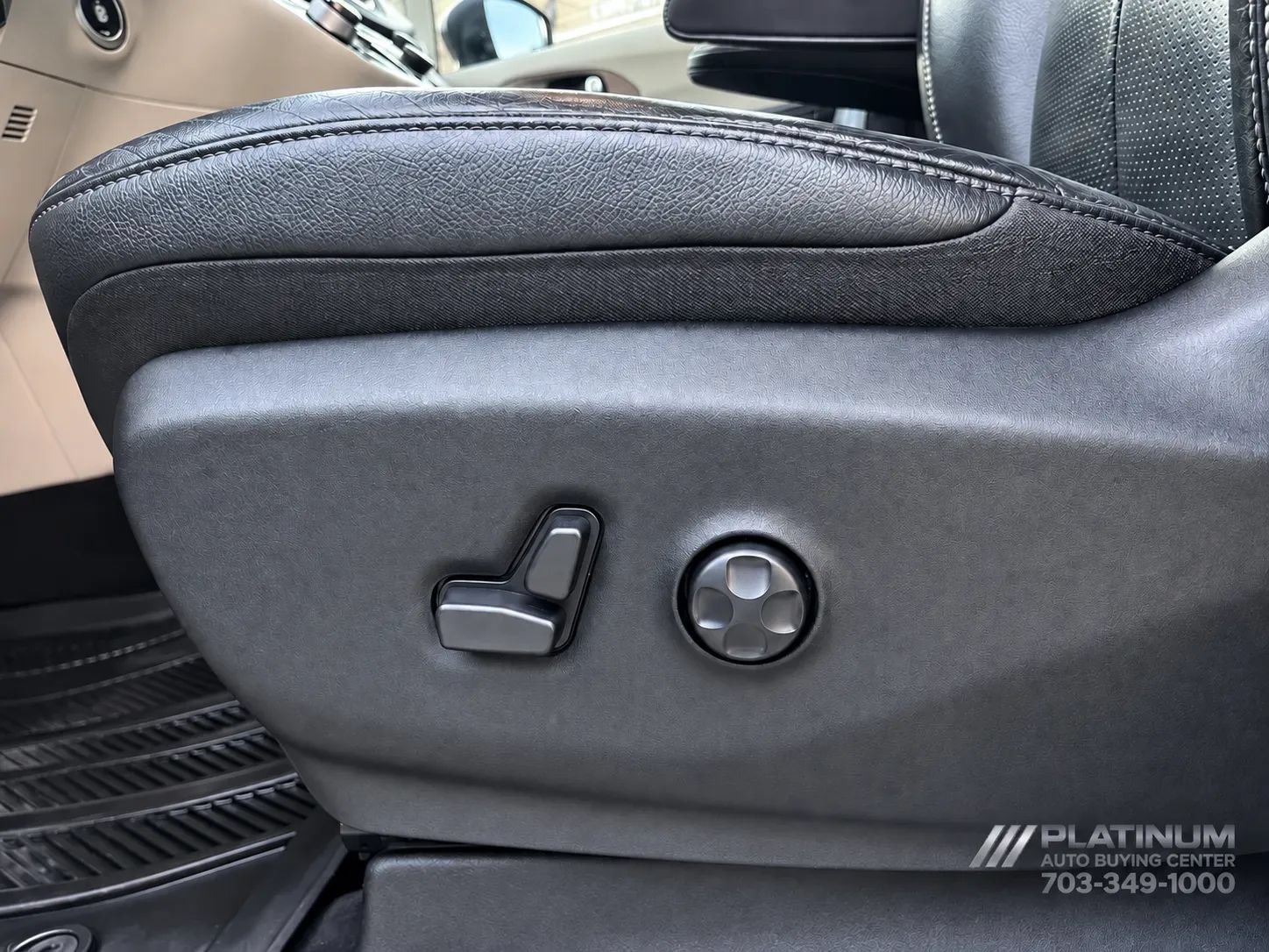 Used 2018 Chrysler Pacifica Touring-L FWD image 18
