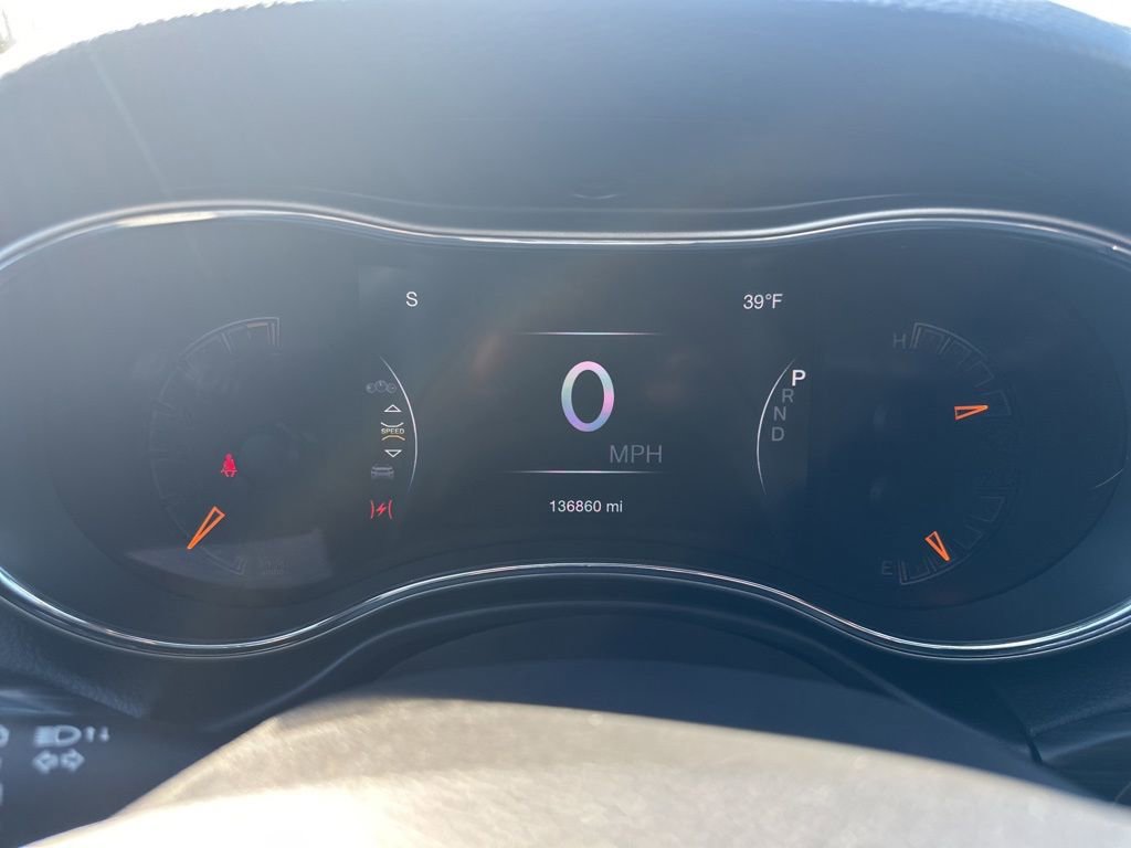 Used 2019 Jeep Grand Cherokee Laredo image 2