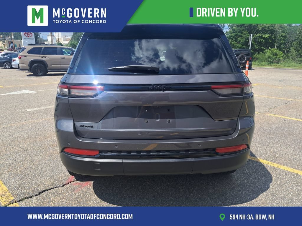 Used 2025 Jeep Grand Cherokee Altitude AWD/4WD image 6