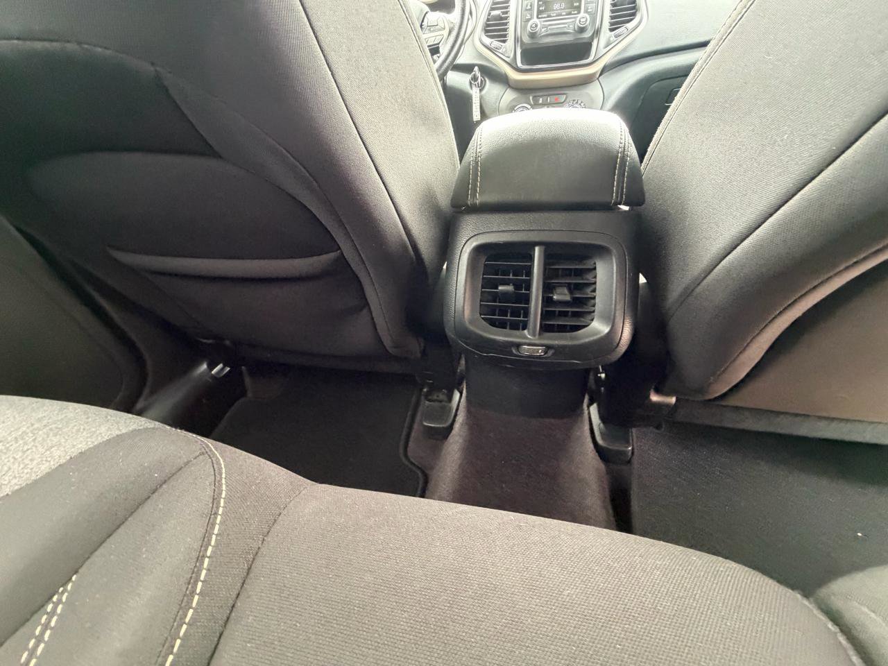 Used 2016 Jeep Cherokee Sport image 33