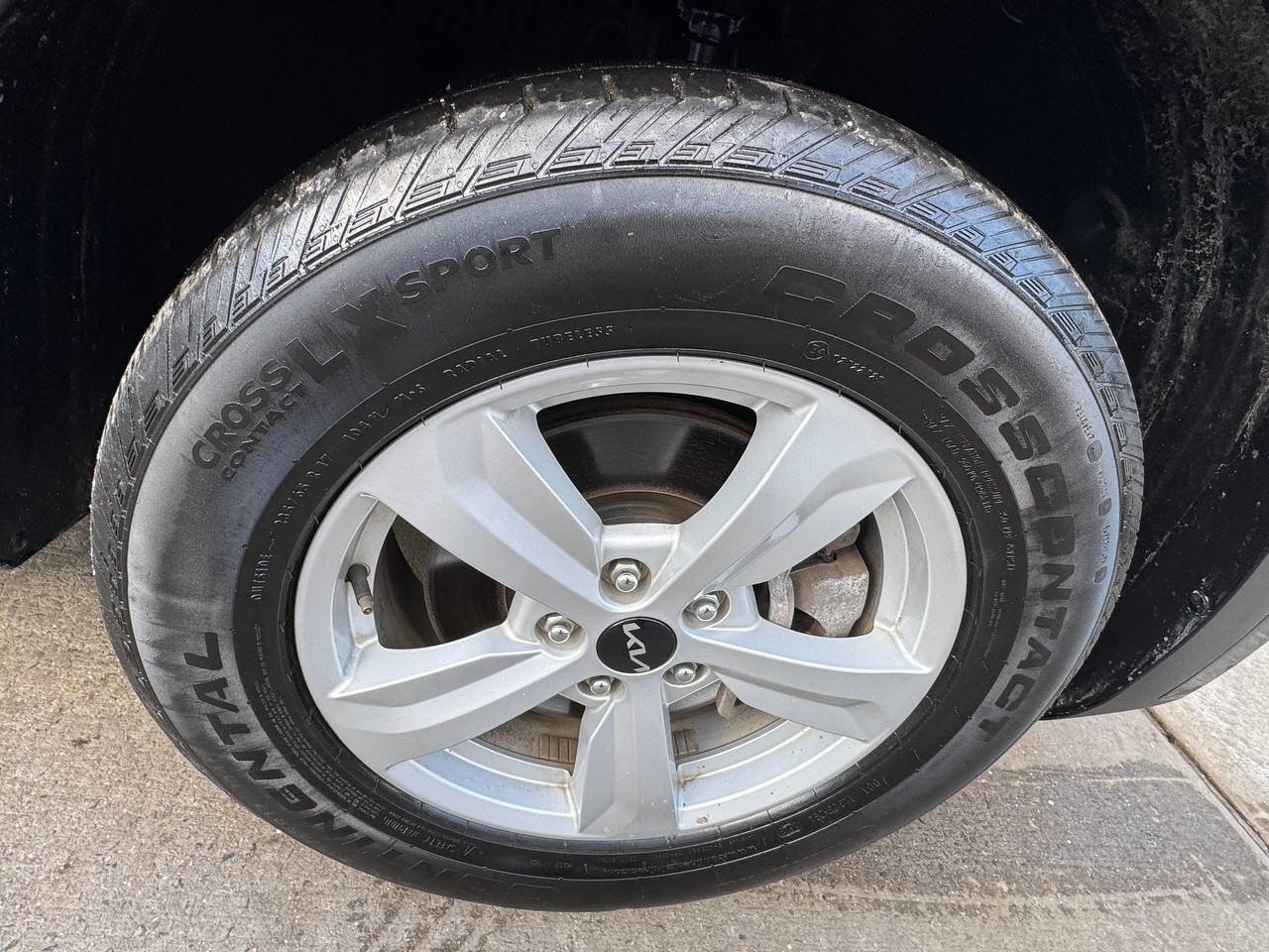 Used 2023 Kia Sorento LX image 28