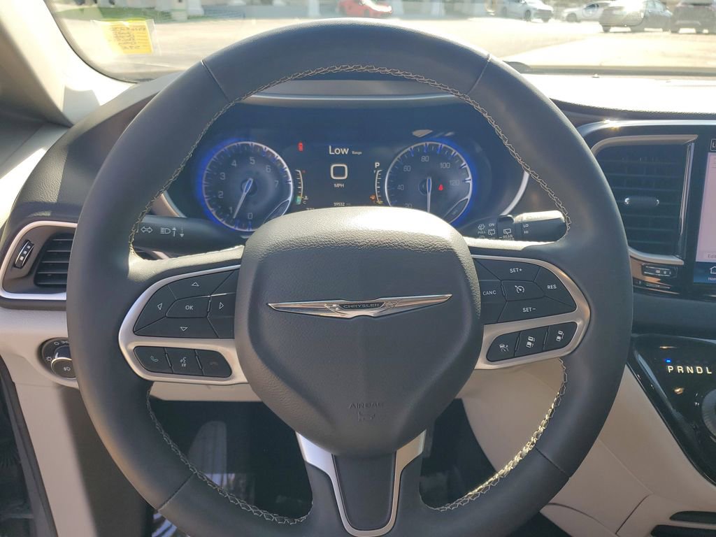 Used 2022 Chrysler Pacifica Touring-L image 10