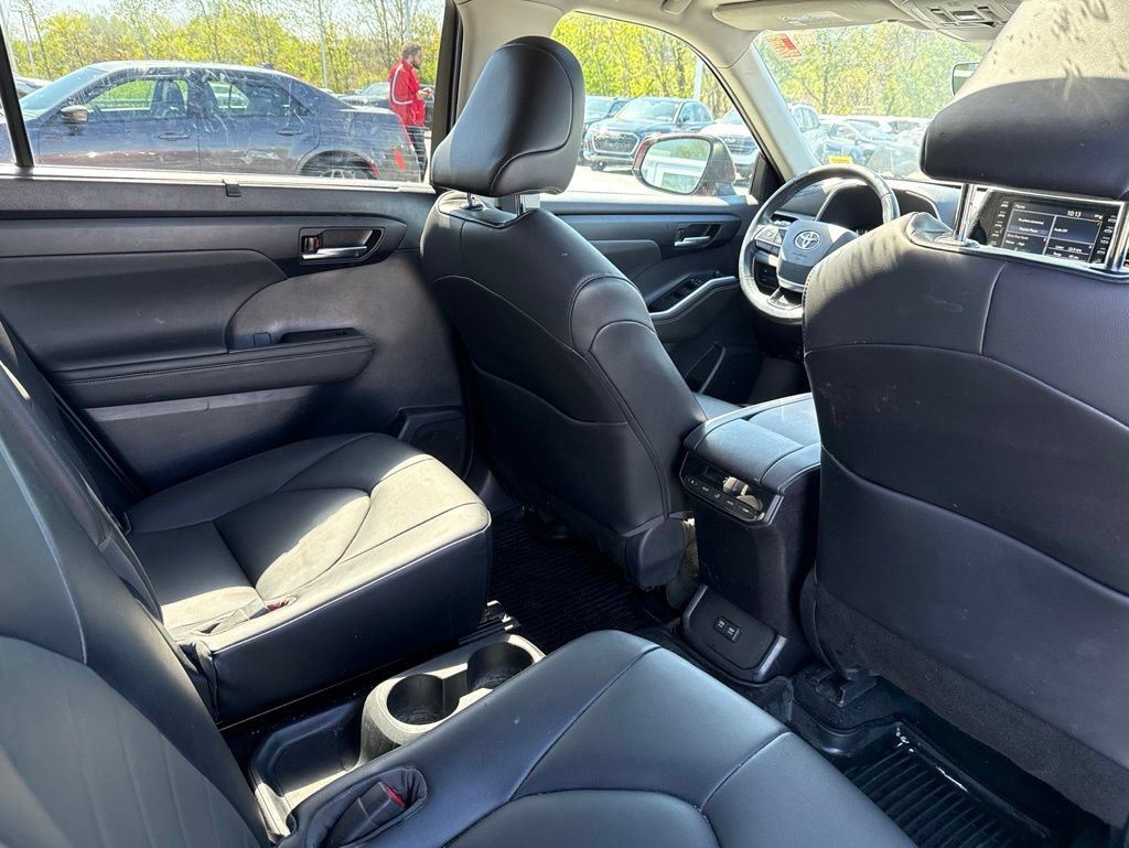 Used 2021 Toyota Highlander XLE AWD/4WD image 27
