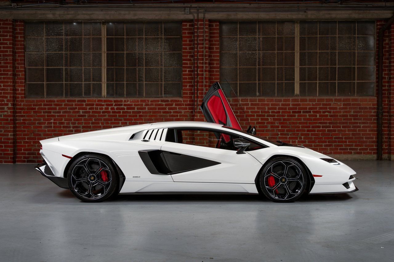 Used 2022 Lamborghini Aventador Countach AWD/4WD image 2