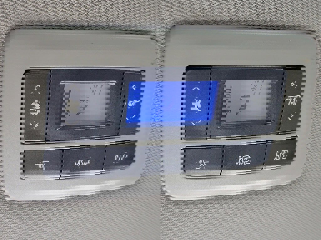 Used 2015 Toyota Sienna XLE Premium image 30