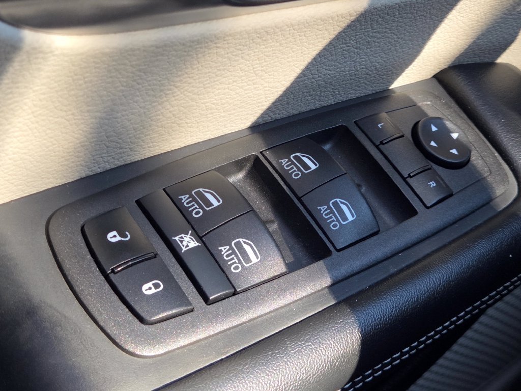 Used 2022 Chrysler Pacifica Touring-L w/ Uconnect Theater Family Group FWD image 9