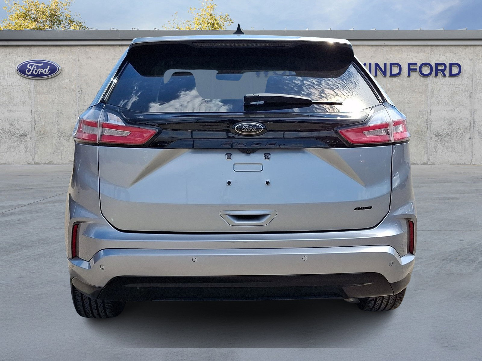 Used 2024 Ford Edge SE w/ Black Appearance Package image 5