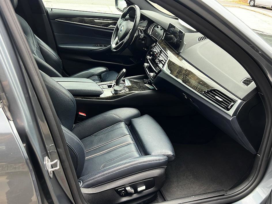 Used 2018 BMW 530e w/ Premium Package 2 RWD image 35