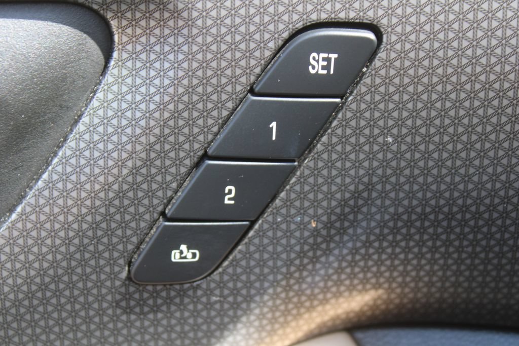 Used 2023 Chevrolet Traverse Premier FWD image 23